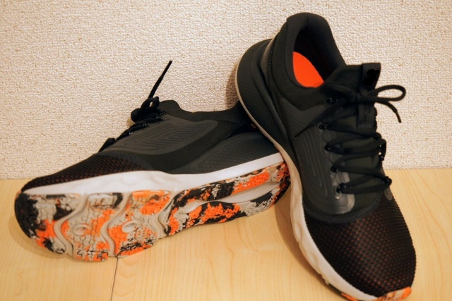 cushioned-trainer-sole-detail